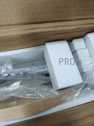 Sgabello da bar, set di 2, sgabelli da cucina con struttura in metallo, altezza 65 cm, con poggiapiedi, per cucina, soggiorno, sala da pranzo, rovere beige e bianco LBC032W09