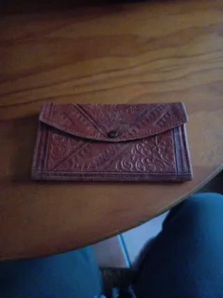 Cartera de piel marrón