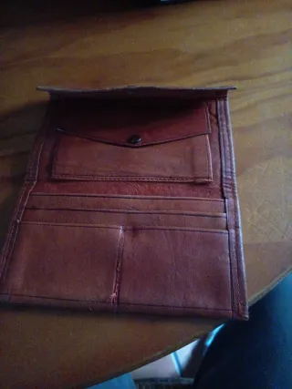 Cartera de piel marrón