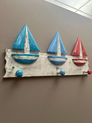 Colgador de pared de madera con barcos