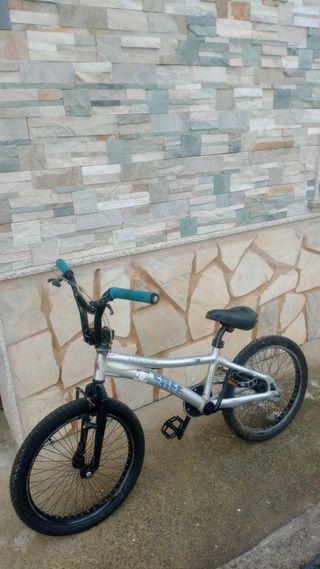 Bicicleta BMX argentata