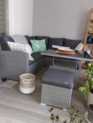 Set mobili da giardino in rattan grigio. 5 posti + pouf