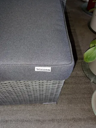 Set mobili da giardino in rattan grigio. 5 posti + pouf