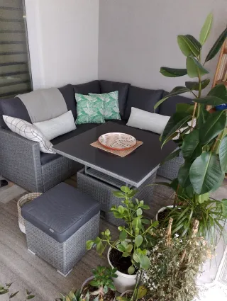 Set mobili da giardino in rattan grigio. 5 posti + pouf