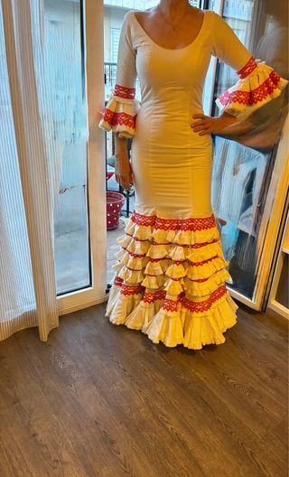 Traje de flamenca blanco roto y coral