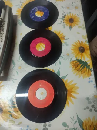 Tocadiscos Vintage verde y negro más tres discos