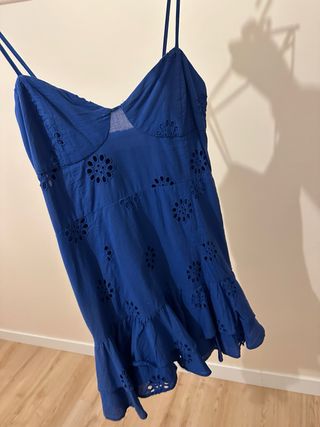 Vestido azul con volantes y bordados