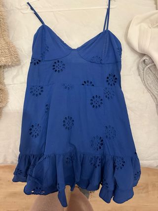Vestido azul con volantes y bordados