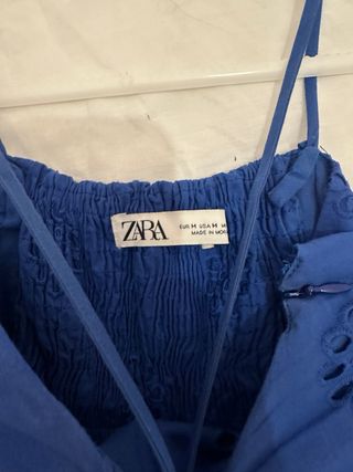 Vestido azul con volantes y bordados