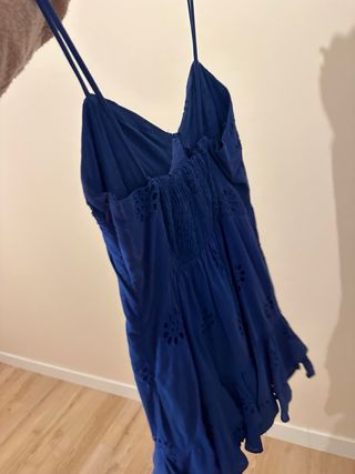Vestido azul con volantes y bordados