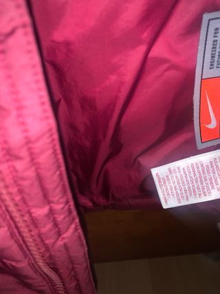 Cazadora Nike acolchada rojo burdeos, muy poco uso
