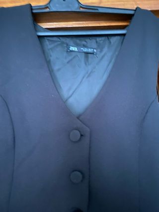 Vestido negro Zara de raso con chaleco