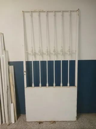 Puerta de hierro con barrotes