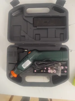 Esmeriladora eléctrica con accesorios