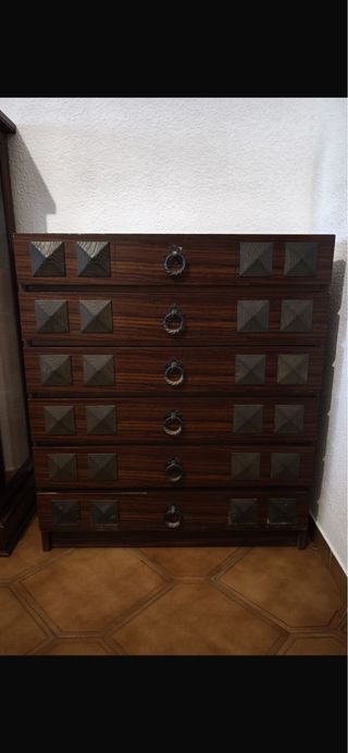 Mueble cajonero de madera y metal