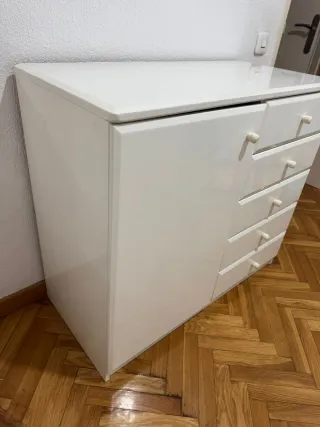 Mueble de madera blanco con cajones