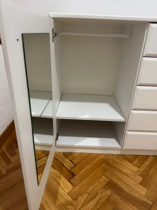 Mueble de madera blanco con cajones