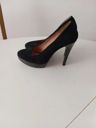 Zapatos de salón negros con plataforma