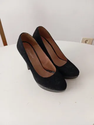 Zapatos de salón negros con plataforma
