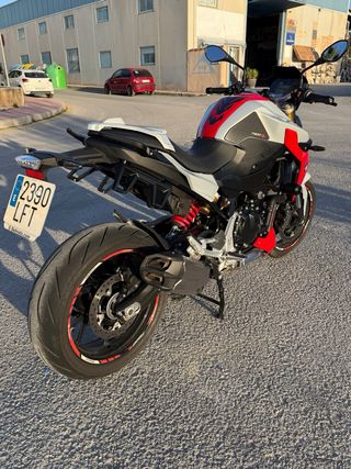 BMW F 900 R Roja y Blanca