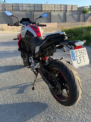 BMW F 900 R Roja y Blanca
