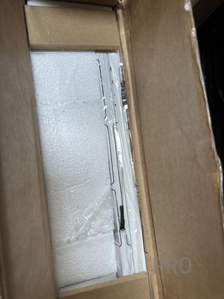 Scaffale da cucina VASAGLE con 2 cesti in metallo a rete, scaffale per microonde, con ripiani e ganci, 35 x 80 x 95 cm, stile industriale, noce medio e bianco KKS096W09