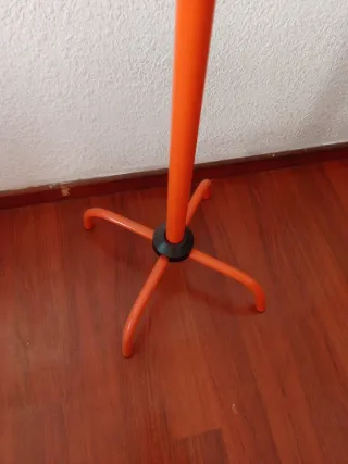 Colgador de pie naranja metal