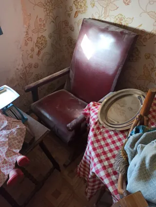 Mecedora Antigua de cuero y madera