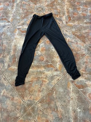 Mallas negras con detalle fruncido