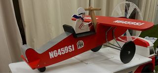 Avión de madera decorativo