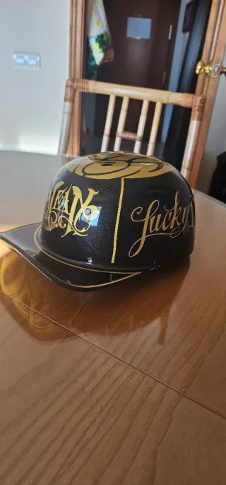 Casco Negro y Dorado Lucky 13
