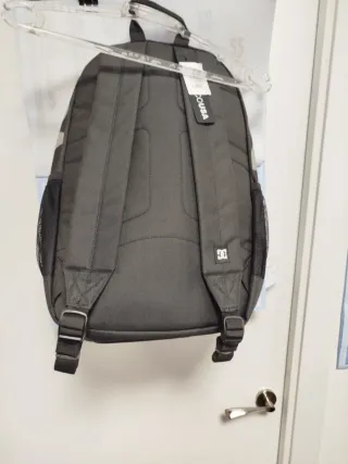 Mochila DC Shoes Negra y Multicolor