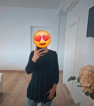 Camiseta negra volantes