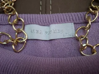 Top corto lilla con catena dorata.