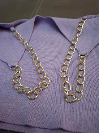 Top corto lilla con catena dorata.
