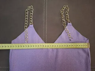 Top corto lilla con catena dorata.