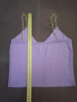 Top corto lilla con catena dorata.