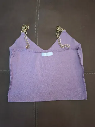 Top corto lilla con catena dorata.