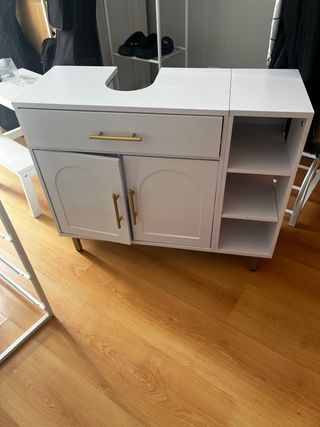 Mueble de baño blanco y dorado