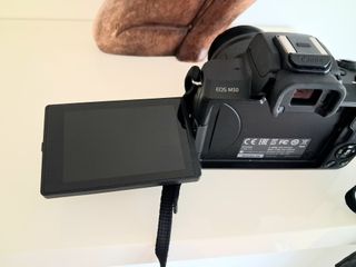 Cámara Canon EOS M50 con objetivo 15-45