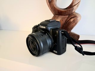 Cámara Canon EOS M50 con objetivo 15-45