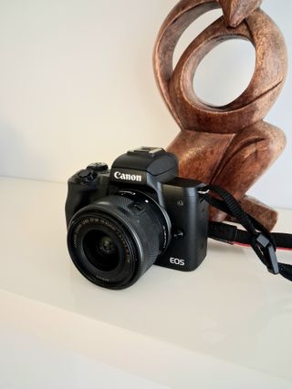 Cámara Canon EOS M50 con objetivo 15-45