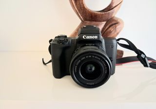 Cámara Canon EOS M50 con objetivo 15-45