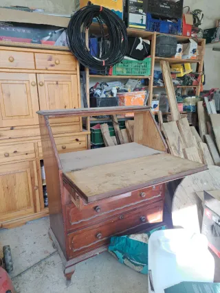 Escritorio antiguo de madera maciza