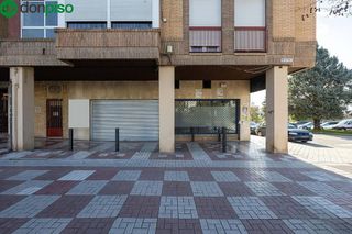 Local comercial en venta en Cervantes en Granada