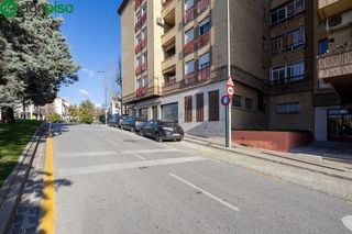 Local comercial en venta en Cervantes en Granada