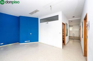 Local comercial en venta en Cervantes en Granada