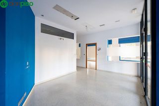 Local comercial en venta en Cervantes en Granada