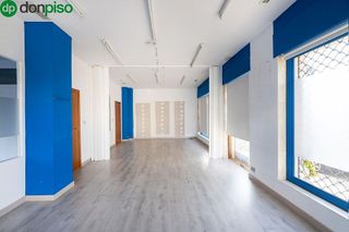 Local comercial en venta en Cervantes en Granada
