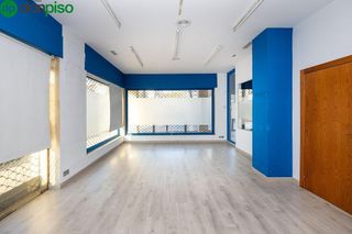Local comercial en venta en Cervantes en Granada